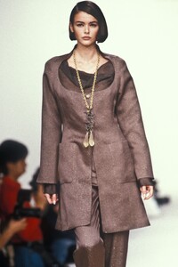 Cerruti1990WomenRTW17.thumb.jpg.4af41c8dcc598f4136071fcff88ec240.jpg