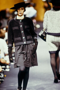 Chanel1989HauteCouture1.thumb.jpg.d9dba9efff098633aef138cf44b970de.jpg