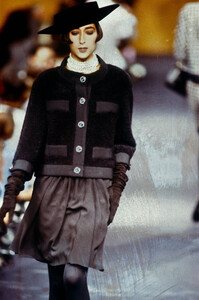 Chanel1989HauteCouture2.thumb.jpg.73821e1698bdeeb0812b4de8db1463c7.jpg