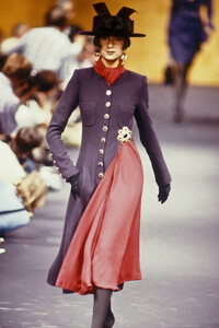 Chanel1989HauteCouture57.thumb.jpg.437f5ea79a3dd88fe11086181419f76c.jpg