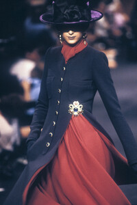 Chanel1989HauteCouture59.thumb.jpg.6e391c506dac4a88e52ca8d9a3169f2f.jpg