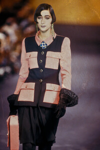 Chanel1989HauteCouture80.thumb.jpg.05df97b244dd5be131b52a03da69ba46.jpg