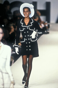 Chanel1990HauteCouture10.thumb.jpg.e972f974be17dee1e4b4734373b6b53e.jpg