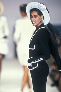 Chanel1990HauteCouture11.thumb.jpg.351dd55507c9c953c40458310a432027.jpg