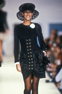 Chanel1990HauteCouture161.thumb.jpg.f5033eac0b65b4d4d7271ee906476612.jpg