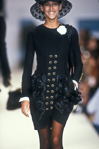 Chanel1990HauteCouture162.thumb.jpg.e04fb3c5709c38c4b48ac19809c0674e.jpg
