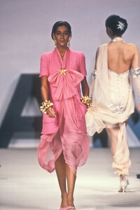 Chanel1990HauteCouture189.thumb.jpg.d210aaa58e060015a6cbe0cc91d3f01b.jpg