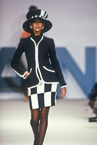 Chanel1990HauteCouture2.thumb.jpg.ef42cd302a78255fcbc28bb48373572e.jpg
