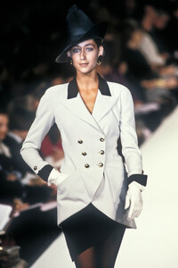 Chanel1990HauteCouture55.thumb.jpg.4ef0daee801125160a0d053600b47291.jpg