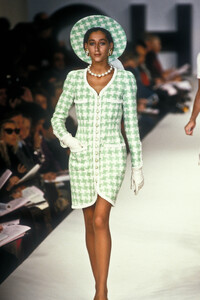 Chanel1990HauteCouture73.thumb.jpg.d5133bcb5e8f2105e66655128534e9cd.jpg