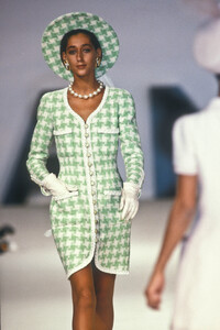 Chanel1990HauteCouture74.thumb.jpg.3b2d216f3cea9b47a7b954b5a46fead3.jpg