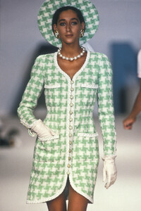 Chanel1990HauteCouture75.thumb.jpg.0b8f0fef99b2606b08cd7b875bbec9bb.jpg