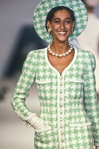 Chanel1990HauteCouture76.thumb.jpg.8c9d05b8923f7261f3861d5ace7473db.jpg