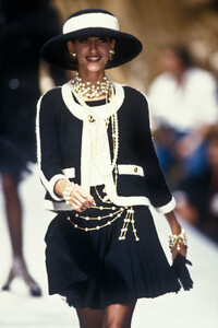 Chanel1991HauteCouture16.thumb.jpg.5ae57c881e44cfd38e0e8f6fa6e707c9.jpg