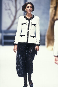 Chanel1991HauteCouture54.thumb.jpg.6cd44e57d6e93754db551924b1455870.jpg