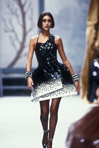 Chanel1991HauteCouture56.thumb.jpg.8465be2e94df4afcd63f6df18799ef21.jpg