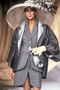 ChristianDior1991HauteCouture2.thumb.jpg.a5e6e7d5e9d6810b37a83f91e5b52c1c.jpg