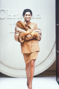ChristianDior1991HauteCouture5.thumb.jpg.d7247977d9db0f622edd339bc1ca2c13.jpg