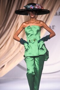 ChristianDior1991HauteCouture59.thumb.jpg.71a51d989cb2c628513f25f00d3c5088.jpg