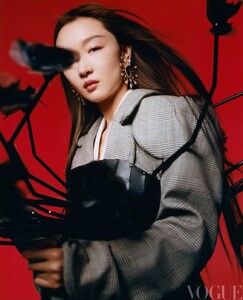 Dongyu-Zhou-by-Dan-Beleiu-Vogue-China-June-2023-00011.thumb.jpg.706cb7adcdcb379bb3d3c32cce8437d9.jpg