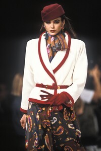 EmanuelUngaro1991WomenRTW69.thumb.jpg.95f343b00b731f860603f634e394250a.jpg