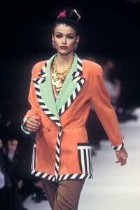 EmanuelUngaro1993WomenRTW100.thumb.jpg.3db0c33e57f474f74c2c6e25ee76a51c.jpg