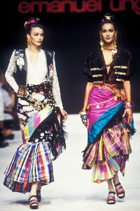 EmanuelUngaro1993WomenRTW128.thumb.jpg.58241a117a176d8aa7d59c6716c46800.jpg