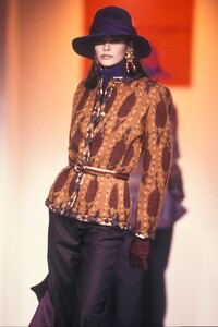 EmanuelUngaro1993WomenRTW18.thumb.jpg.07b9d3ed2806ba1b1872fc3134ea3728.jpg