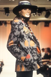 EmanuelUngaro1993WomenRTW48.thumb.jpg.6c7e6ccd72785a5a467dbbd2711b5745.jpg