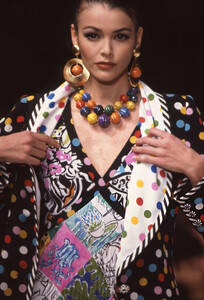 EmanuelUngaro1993WomenRTW70.thumb.jpg.ccf80bc2e8b340ab32b625a20d172546.jpg