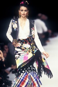EmanuelUngaro1993WomenRTW76.thumb.jpg.9a5952519c94b1818ff79c598d0ddee8.jpg