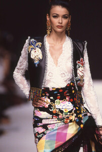 EmanuelUngaro1993WomenRTW77.thumb.jpg.f5793d5e9eed10599e7a4f685f4893d4.jpg