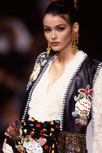 EmanuelUngaro1993WomenRTW78.thumb.jpg.9e17bd41dd8f76d41dc23984206c834f.jpg