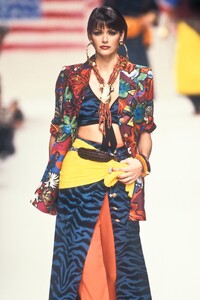 EmanuelUngaro1995WomenRTW126.thumb.jpg.051f7fb54be596e9bca4edcd79eed1f4.jpg