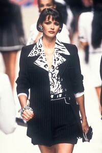EmanuelUngaro1995WomenRTW43.thumb.jpg.d56ee9b20d6417a1fd4e0096110f04bc.jpg