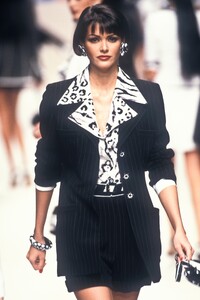 EmanuelUngaro1995WomenRTW44.thumb.jpg.a50a8fb5ab836e890666bd659cc0303d.jpg