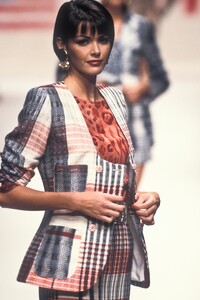 EmanuelUngaro1995WomenRTW51.thumb.jpg.264f65c96a8d50ea26922ba91f7eb93a.jpg