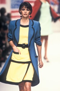 EmanuelUngaro1995WomenRTW8.thumb.jpg.9a2a0fd0dfc8716927786b24616a3875.jpg