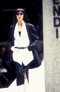 Fendi1993WomenRTW31.thumb.jpg.94ba14bc5f1ba86dc3c1493bd787a20e.jpg