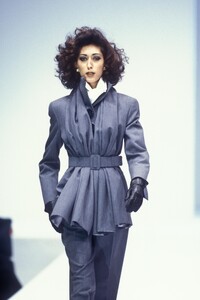 GianfrancoFerre1992FW68.thumb.jpg.8a59d3da421034f4ba465223d7702279.jpg