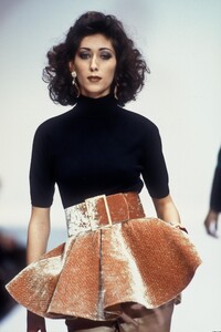 GianfrancoFerre1992FW77.thumb.jpg.64114833466fea58a02f51849c615b1e.jpg