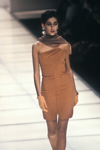 GiorgioArmani1991WomenRTW130.thumb.jpg.92da536d8a07d67d458c73835ebccd0b.jpg