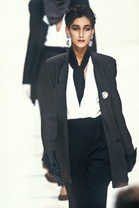 GiorgioArmani1991WomenRTW32.thumb.jpg.de105a216c5d06e81fbab6ccb1095215.jpg