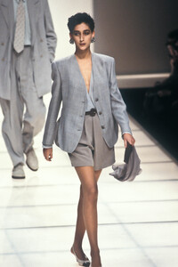 GiorgioArmani1991WomenRTW5.thumb.jpg.a965072cdbd4e75782cdfb427f01d720.jpg