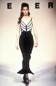 HerveLeger1992WomenRTW35.thumb.jpg.2d89511cd126f53aebd6e797041ce4d3.jpg