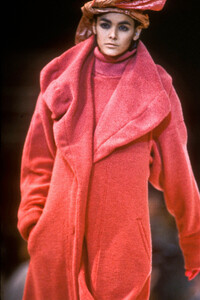 IsseyMiyake1989WomenRTW15.thumb.jpg.999996486e4c9accbdc8a16853661676.jpg
