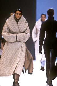 IsseyMiyake1989WomenRTW89.thumb.jpg.c9e7ff2bf55d87aeda1cdd9c91bbf4db.jpg