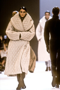 IsseyMiyake1990WomenRTW19.thumb.jpg.c22b805abb7fae48520d774045e71dbd.jpg