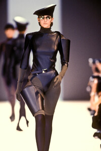 IsseyMiyake1990WomenRTW62.thumb.jpg.ae30389cd5d5f5d76b09807d6f806938.jpg