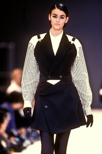 IsseyMiyake1990WomenRTW63.thumb.jpg.2b7fada41335c318ce936427aa072a35.jpg